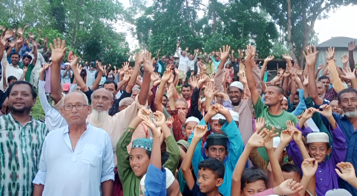 দিনাজপুরের চিরিরবন্দর বৈদেশীরহাটে আত্রাই নদীর ওপর সেতু নির্মাণের দাবিতে মানববন্ধন করেন এলাকাবাসী।
