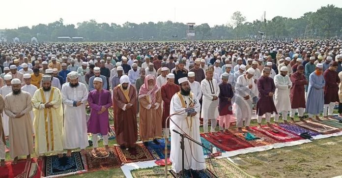 দিনাজপুর গোর-এ শহীদ ময়দানে ঈদের জামাতে লাখো মুসল্লির অংশগ্রহণ
