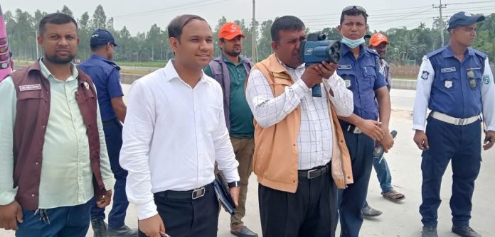ঈদ পরবর্তী ঢাকামুখী যাত্রীদের যাত্রা নিরাপদ ও নির্বিঘ্ন করতে বিআরটিএ'র ভ্রাম্যমাণ আদালত পরিচালনা