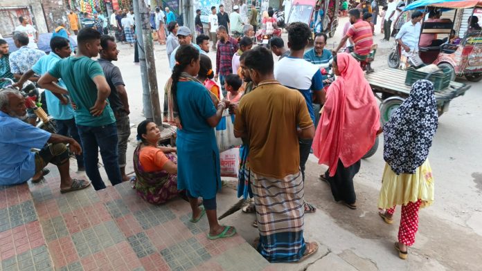 দিনাজপুর শহরে কোরবানির মাংস বিক্রির অস্থায়ী হাট, ক্রেতাদের ভিড়
