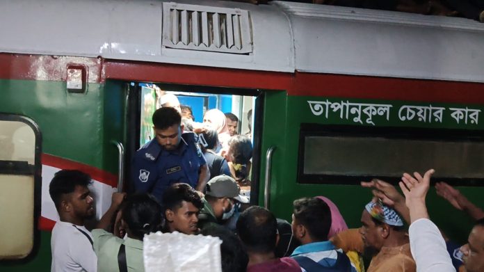 ঈদের ছুটি শেষে কর্মস্থলে ফিরতে দিনাজপুর-ঢাকাগামী ট্রেনে যাত্রীদের উপচে পড়া ভিড়