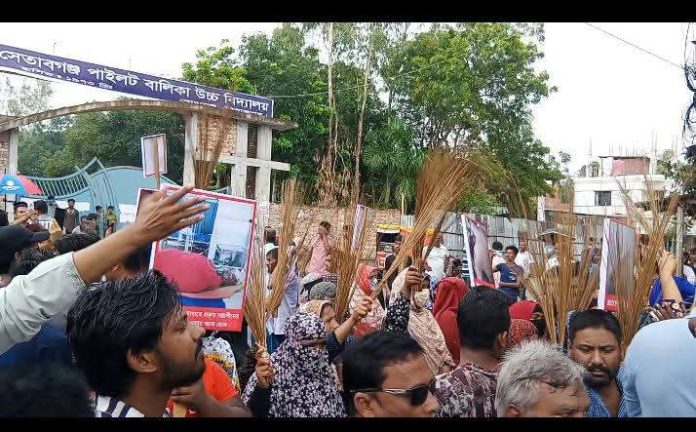 দিনাজপুরের বোচাগঞ্জে ওসির অপসারণ দাবিতে মানববন্ধন ও বিক্ষোভ মিছিল