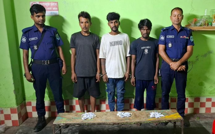দিনাজপুরে যৌথবাহিনীর অভিযানে গাঁজাসহ ৩ মাদক ব্যবসায়ী আটক