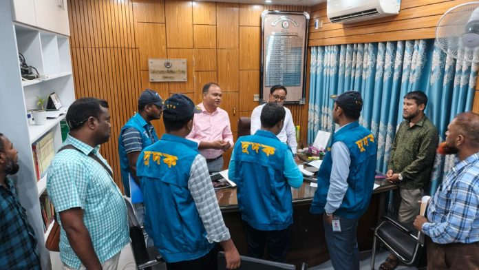 দিনাজপুর জেলা নির্বাচন অফিসে দুদকের অভিযান, অনিয়মের নথিপত্র সংগ্রহ