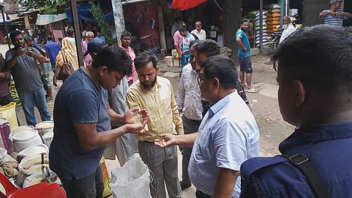 দিনাজপুরে চালের বাজারে অভিযান, দুই প্রতিষ্ঠানকে জরিমানা