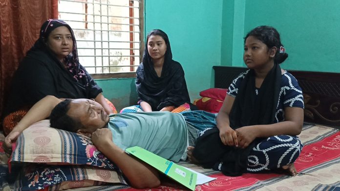 দিনাজপুরে অসুস্থ বাবার চিকিৎসা আর সংসার চালাতে হিমশিম, অনিশ্চিত দুই মেয়ের ভবিষ্যৎ