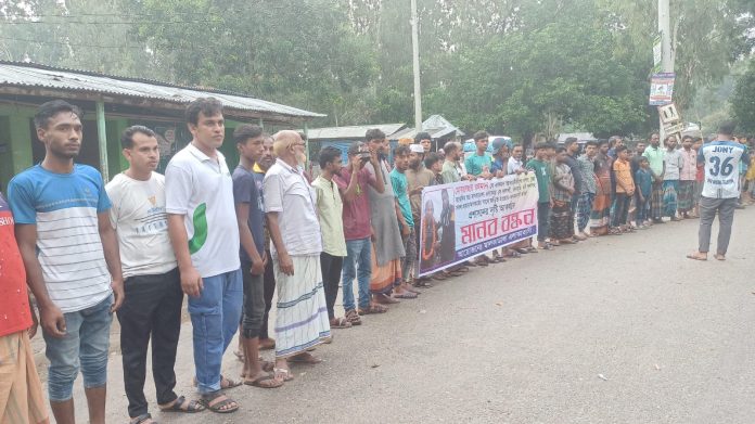 বোদায় মোখলেছুরের দুঃশাসনে অতিষ্ঠ গ্রামবাসী, দৃষ্টান্তমূলক শাস্তির দাবিতে বিক্ষোভ ও মানববন্ধন
