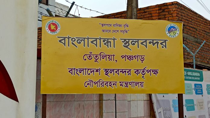 এনবিআর চেয়ারম্যানের অপসারণ ও শুল্ক বিভাগে সংস্কারের দাবিতে দ্বিতীয় দিনেও কাস্টমস কর্মকর্তাদের কর্মবিরতি