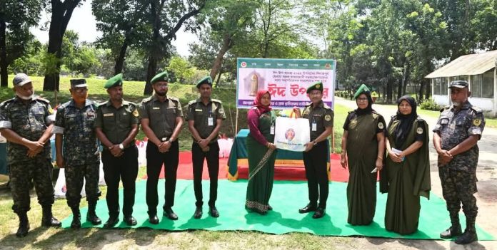 দিনাজপুরে ঈদ-উল-আযহা উপলক্ষ্যে আনসার ও ভিডিপি সদস্যদের মাঝে ঈদ উপহার বিতরণ