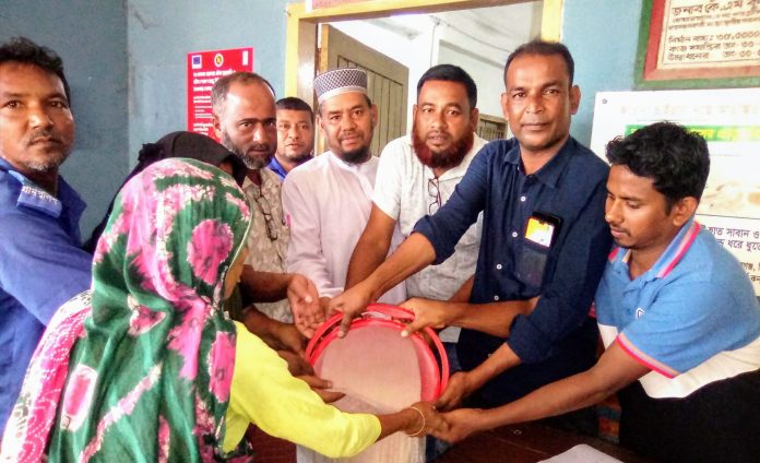 বীরগঞ্জে ঈদুল আজহা উপলক্ষ্যে ভিজিএফের চাল বিতরণ