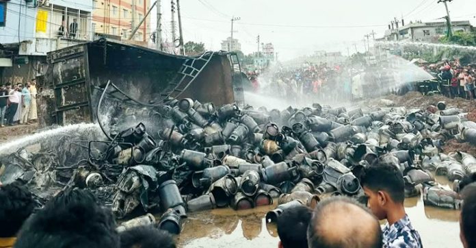 বেহাল সড়কে উল্টে গেলো সিলিন্ডার বোঝাই ট্রাক, একের পর বিস্ফোরণ