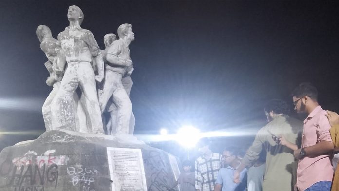 ঢাবির রাজু ভাস্কর্যের পাদদেশে ককটেল বিস্ফোরণ