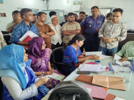 নিয়ম বহির্ভূত ৯০ বস্তা চা জব্দ পঞ্চগড়ে ভ্রাম্যমাণ আদালতে দুই চা কারখানাকে জরিমানা