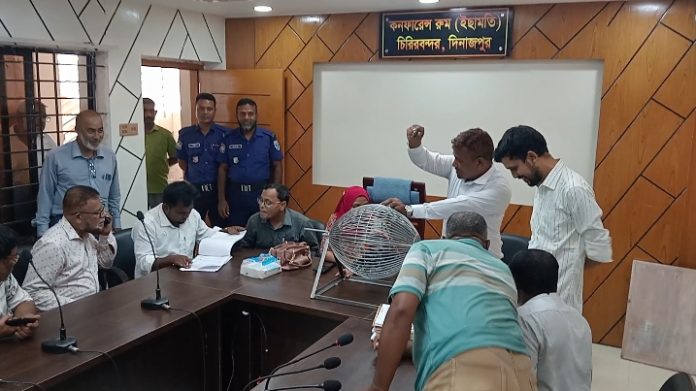 চিরিরবন্দরে লটারির মাধ্যমে ওএমএস ডিলার নিয়োগ।