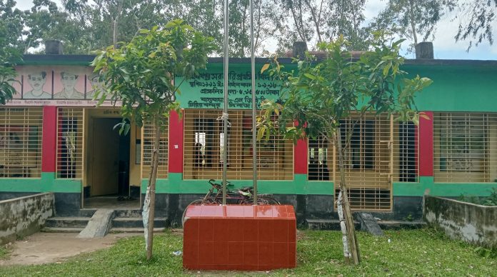 চিরিরবন্দরে বিদ্যালয়ের জানালা ভেঙ্গে চুরি