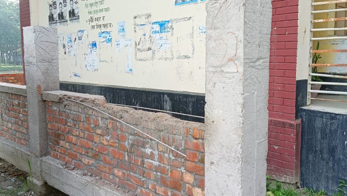 স্কুলের নিরাপত্তা প্রাচীর নির্মাণে অনিয়ম, কাজে বাঁধা স্থানীয়দের