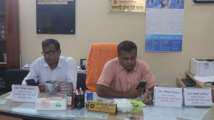 নওগাঁয় এক কলেজে দুই অধ্যক্ষ, চেয়ারে বসা নিয়ে হাতাহাতি