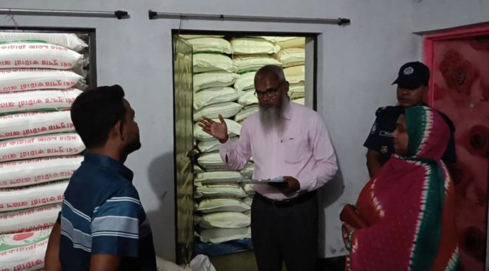নওগাঁয় শ্বশুরবাড়িতে অবৈধভাবে চাল মজুত, ধরা খেলেন জামাই