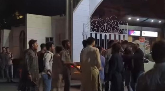 আ. লীগ নেতার ছেলের বিয়ের অনুষ্ঠানে গিয়ে ছাত্র-জনতার বিক্ষোভ, গ্রেফতার দাবি