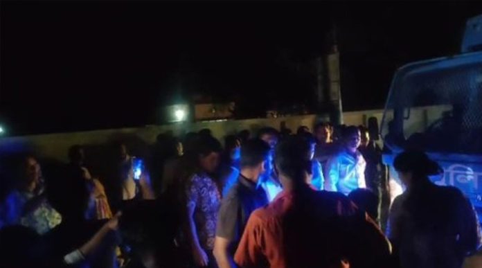 মানিকগঞ্জে আওয়ামী লীগ নেতাদের ছাড়াতে থানা ঘেরাও