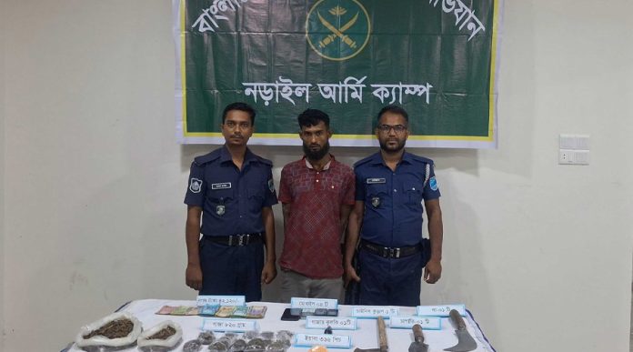 নড়াইলে মাদক ও দেশীয় অস্ত্রসহ যুবক আটক