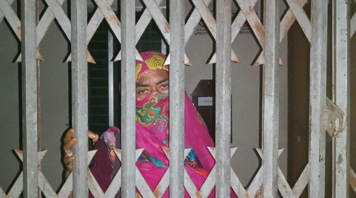 অসুস্থ নারীকে তালাবদ্ধ করে রাখলেন বিআরডিবি কর্মকর্তা