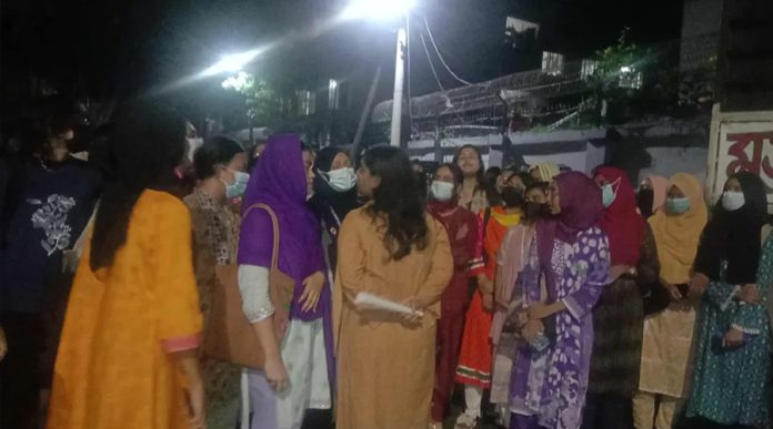 মিটফোর্ডের ঘটনার প্রতিবাদে ইডেনে বিক্ষোভ, ছাত্রদলকে হল ছাড়ার আলটিমেটাম