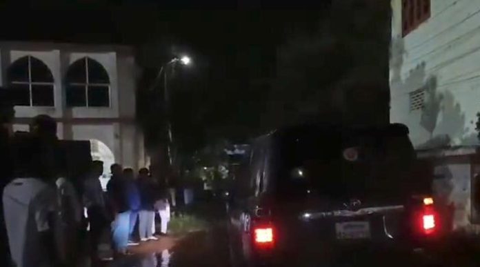 ৮ ঘণ্টা পর পুলিশ পাহাড়ায় ক্যাম্পাস ছাড়লেন অবরুদ্ধ ভিক্টোরিয়া কলেজের অধ্যক্ষ