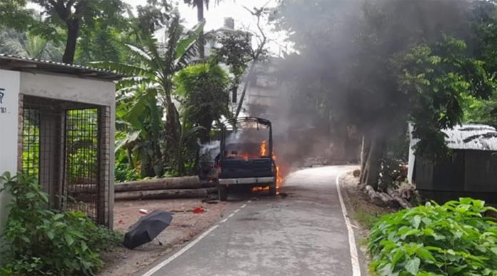 গোপালগঞ্জে পুলিশের গাড়িতে আগুন