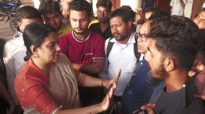 নীলফামারী থেকে ঢাকায় ফেরার পথে অবরোধের মুখে ২ উপদেষ্টা