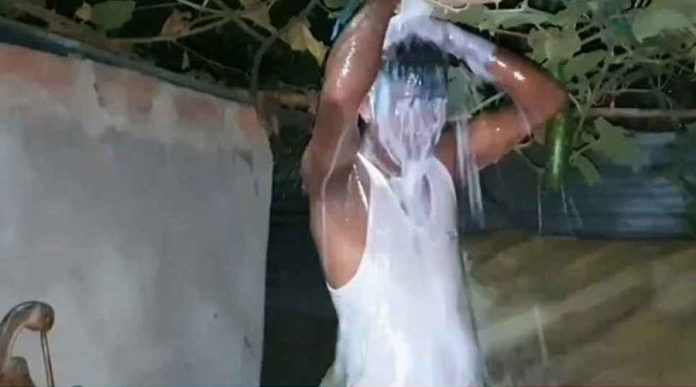 ডিভোর্সের পর ৪০ লিটার দুধ দিয়ে গোসল করে যুবকের ‘স্বাধীনতা’ উদযাপন!