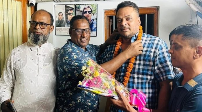 বিএনপি নেতাকে মালা পরানো সেই পুলিশ কর্মকর্তা গোপালগঞ্জে বদলি