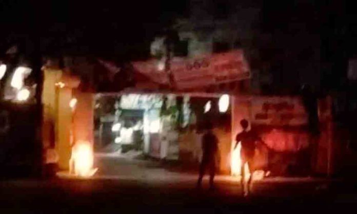 মধ্যরাতে এনসিপির তোরণে দুর্বৃত্তদের আগুন