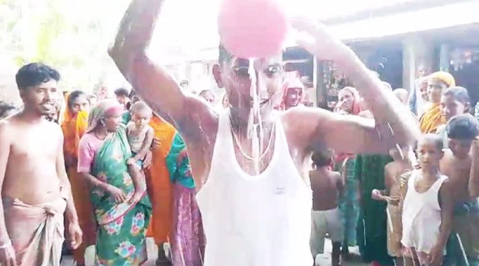 স্ত্রীকে তালাক দিয়ে ২৫ কেজি দুধে স্নান করলেন হৃদয় মিয়া
