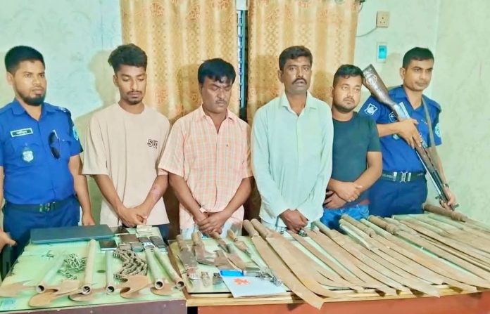 গাইবান্ধায় অস্ত্র-ইয়াবাসহ চার শীর্ষ সন্ত্রাসী আটক