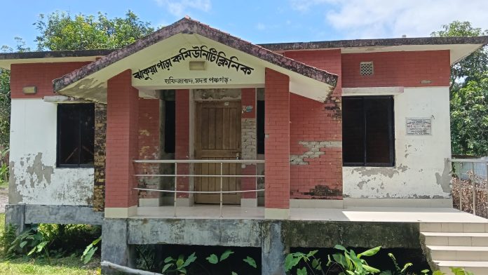 গরিবের স্বাস্থ্যসেবা মুখ থুবড়ে পড়েছে ঝাকুয়াপাড়ায়