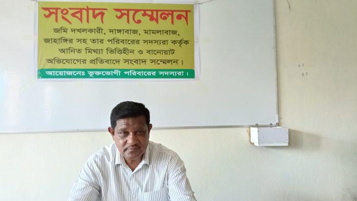 পঞ্চগড়ে স্বর্ণপদকপ্রাপ্ত চা চাষীকে হত্যার হুমকি ও জমি দখলের প্রতিবাদে সংবাদ সম্মেলন