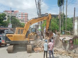 দিনাজপুরে ফুটপাত দখলমুক্ত করতে প্রশাসনের অভিযান