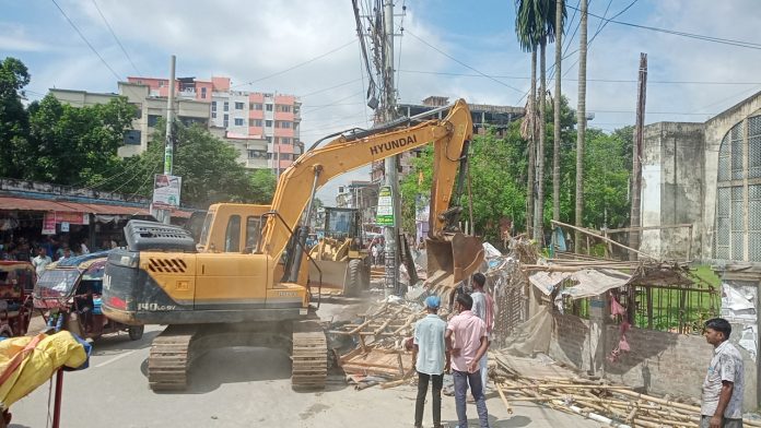 দিনাজপুরে ফুটপাত দখলমুক্ত করতে প্রশাসনের অভিযান