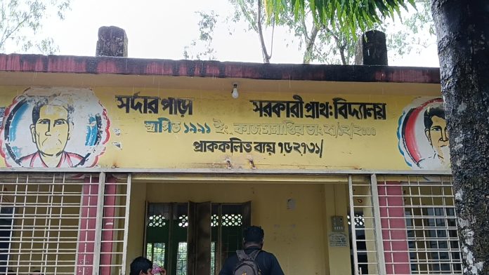 বিদ্যালয়ে অনিয়মিত শিক্ষক, ক্ষতিগ্রস্ত কোমলমতি শিক্ষার্থীরা