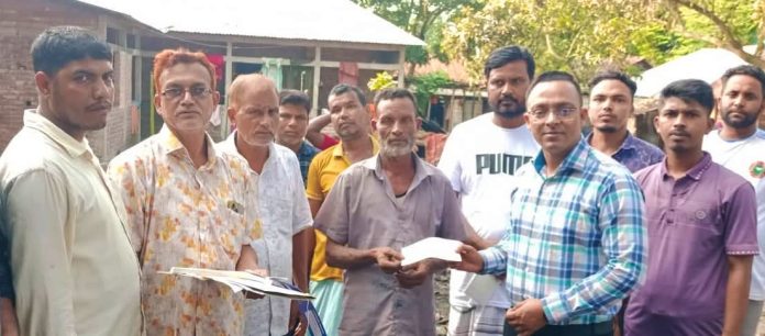 অগ্নিকাণ্ডে ক্ষতিগ্রস্ত পাঁচ পরিবারকে নীলফামারী পৌরসভার আর্থিক সহায়তা