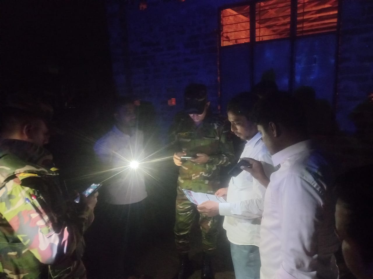 জব্দকৃত চায়ের কাভার্ড ভ্যানের কাগজ পত্র যাচাই করা হচ্ছে।
