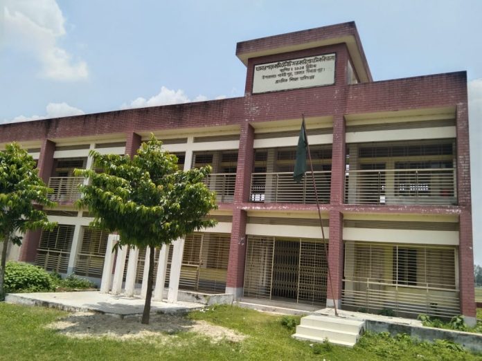 পার্বতীপুরে প্রাথমিক বিদ্যালয়ে সহকারী শিক্ষকের বিরুদ্ধে অনিয়মের অভিযোগ, তদন্তে শিক্ষা অফিস