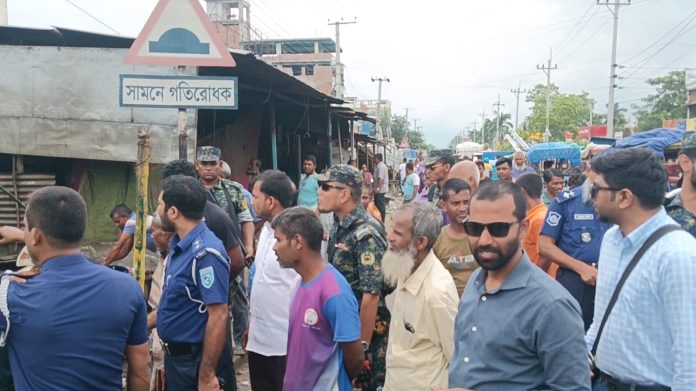 দিনাজপুরে ফুটপাত দখলমুক্ত করতে জেলা প্রশাসনের অভিযান