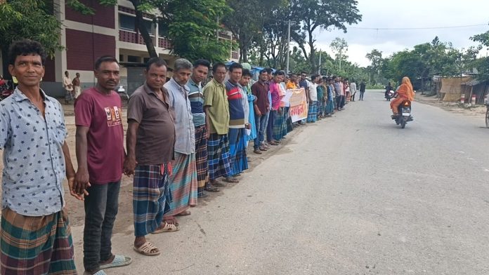 দিনাজপুরে আত্রাই নদীর ওপর সেতু নির্মাণের দাবিতে মানববন্ধন