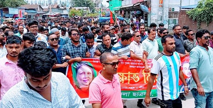 সারাদেশে আইন শৃঙ্খলা পরিস্থিতির অবনতির প্রতিবাদে গাইবান্ধায় ছাত্রদলের বিক্ষোভ মিছিল