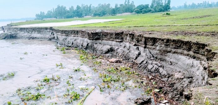 তিস্তার ভয়াবহ ভাঙনে সুন্দরগঞ্জের লালচামারে বিলীন শতাধিক ঘরবাড়ি